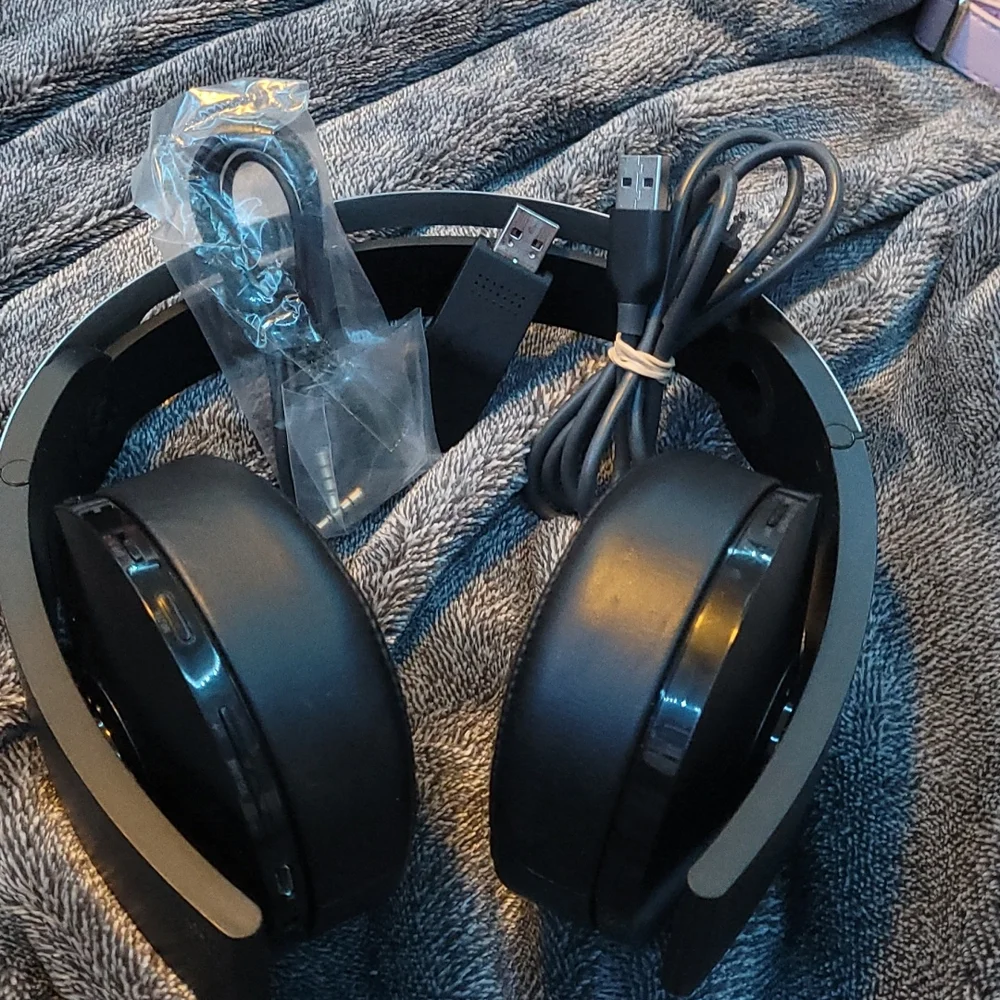 Gently used PSN platinum head set